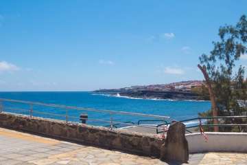La idílica y triste postal de la costa teldense (Foto Antonio Rico)
